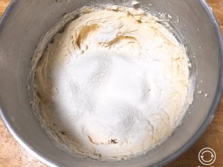 9、蔓越梅曲奇饼干,再加入剩下的低筋粉，继续搅拌至浓稠。