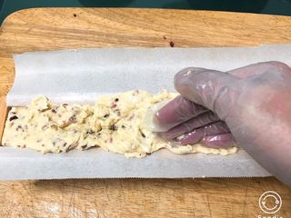 14、蔓越梅曲奇饼干,饼干模具放入烤盘纸，两边留出一点。