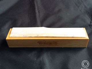 15、蔓越梅曲奇饼干,用手压紧，两边烤盘纸折叠，放入冰箱冷冻一小时，注意是冷冻不是冷藏。