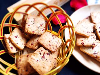 21、蔓越梅曲奇饼干,冷却后放入封闭的容器中保存，不要受潮，保持香脆。