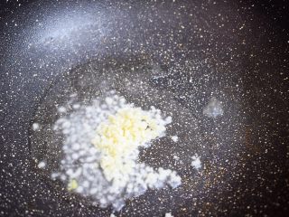 7、西兰花炒鸡胸肉,锅中倒入少许食用油烧热，放入蒜末爆香