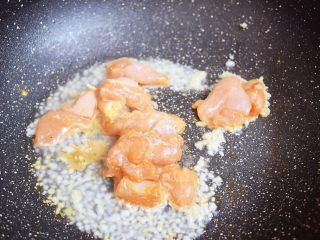 8、西兰花炒鸡胸肉,放入鸡胸肉