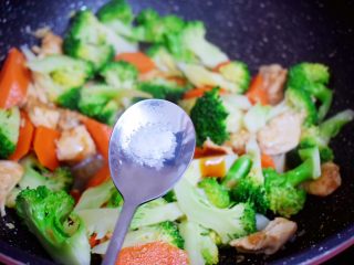 13、西兰花炒鸡胸肉,再根据个人口味加入盐调味