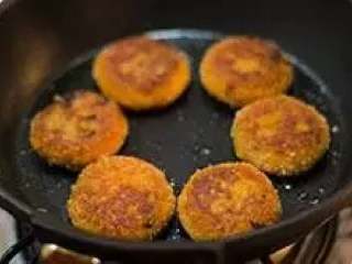 15、南瓜饼,中小火煎至两面金黄即可。