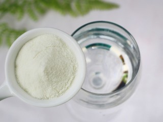 2、好喝到舔杯的奶香玉米汁,澳优能立多G4奶粉+150ml水冲泡成牛奶。