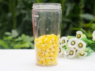 6、好喝到舔杯的奶香玉米汁,玉米倒入榨汁机中。