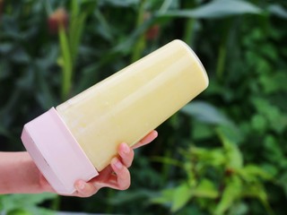 8、好喝到舔杯的奶香玉米汁,打两次。