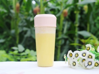 9、好喝到舔杯的奶香玉米汁,打好过筛。