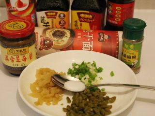 1、武汉热干面,准备好所需要的食材。