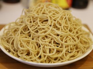 7、武汉热干面,如果一次做得多，可以放入冰箱保存，要吃的时候拿出一碗备用。