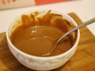 8、武汉热干面,芝麻酱加香油，加入少许盐，搅拌均匀备用。