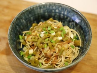 10、武汉热干面,焯烫后的热干面放入碗中，放入刚刚准备好的芝麻酱，切好的酸豆角、萝卜、葱花。