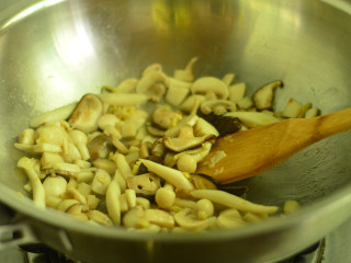 8、孜然菌菇煲,用大火一边翻炒一边收汁