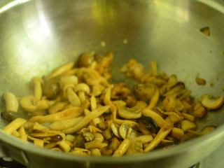 9、孜然菌菇煲,等汁差不多收干的时候放入蚝油和生抽，炒出香味