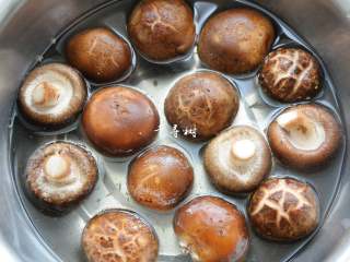 1、菌汤面条 看得见的香菇 尝得到的鲜美 这才是真正的菌汤,鲜香菇用淡盐水浸泡10分钟,目的是为了去除香菇自身的那股土腥气。