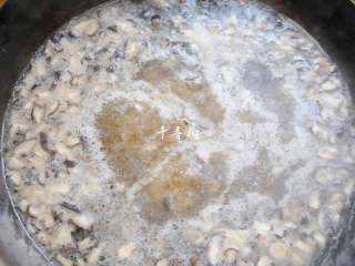 4、菌汤面条 看得见的香菇 尝得到的鲜美 这才是真正的菌汤,加热水,烧开,放蚝油、生抽、盐调味,盖盖转小火煮5分钟。