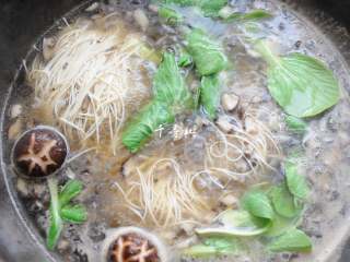 6、菌汤面条 看得见的香菇 尝得到的鲜美 这才是真正的菌汤,面条煮到五六成熟,下入青菜叶子,面条七八成熟没有硬芯就可以准备盛出来了。