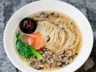 8、菌汤面条 看得见的香菇 尝得到的鲜美 这才是真正的菌汤,这份一世情深菌汤面条就做好了!
