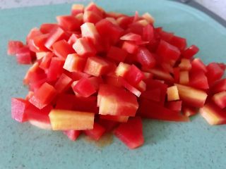 3、胡萝卜西红柿汁,胡萝卜切丁。