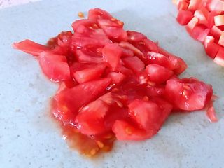 4、胡萝卜西红柿汁,西红柿去皮切丁。