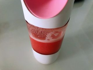 7、胡萝卜西红柿汁,启动榨汁机按钮,2个程序后,细腻香滑的饮料榨好。