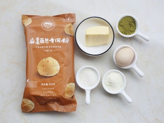 1、好吃到哭的抹茶麻薯包,准备好所有食材。