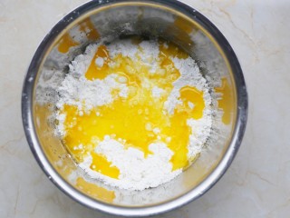 5、好吃到哭的抹茶麻薯包,加入黄油。