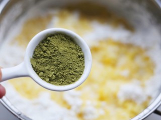 6、好吃到哭的抹茶麻薯包,加入抹茶拌匀。