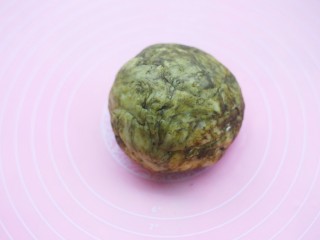 7、好吃到哭的抹茶麻薯包,揉成光滑的面团。