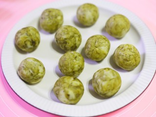 8、好吃到哭的抹茶麻薯包,分成30g大小均等的面团。