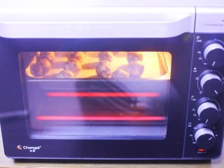 9、好吃到哭的抹茶麻薯包,放入铺好油纸的烤盘，推入预热好的烤箱，180度烤25分钟即可。