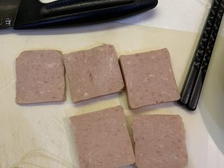 1、厚蛋烧芝士午餐肉三明治,午餐肉切好