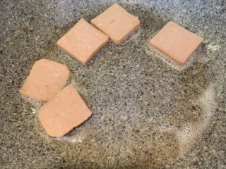 2、厚蛋烧芝士午餐肉三明治,冷锅热油，煎至双面金黄，装起来待用