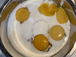 4、厚蛋烧芝士午餐肉三明治,加入牛奶