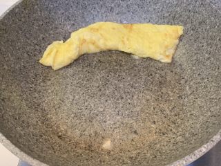 8、厚蛋烧芝士午餐肉三明治,一层层卷起来