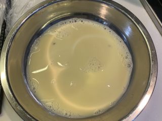 11、厚蛋烧芝士午餐肉三明治,倒入第三次蛋液时候，留一点在盘中待用