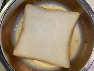 14、厚蛋烧芝士午餐肉三明治,把剩余的蛋液蘸在面包上