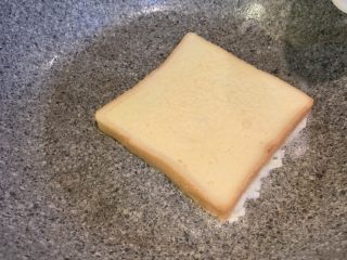 16、厚蛋烧芝士午餐肉三明治,冷锅热油，中小火煎