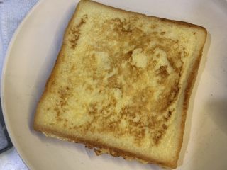 18、厚蛋烧芝士午餐肉三明治,煎好出锅，方块包下面铺一层保鲜膜