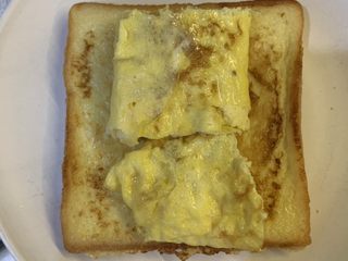 19、厚蛋烧芝士午餐肉三明治,铺上煎好的鸡蛋