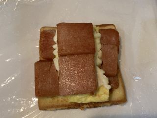 21、厚蛋烧芝士午餐肉三明治,铺上煎好的午餐肉