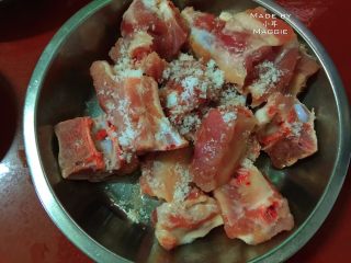 2、甜酸菠萝排骨,酸酸甜甜过一夏,再放5克淀粉,抓拌均匀