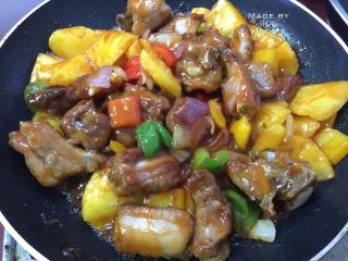 11、甜酸菠萝排骨,酸酸甜甜过一夏,最后加入炒好的辣椒块,炒匀