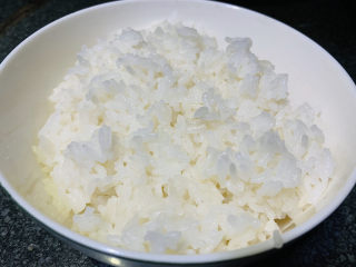 6、菠萝虾仁炒饭,准备一碗米饭，最好是隔夜饭，比较好炒；