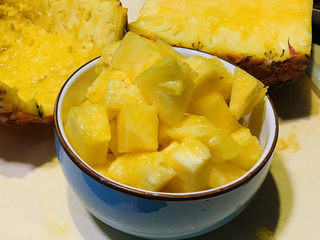 7、菠萝虾仁炒饭,菠萝切粒：