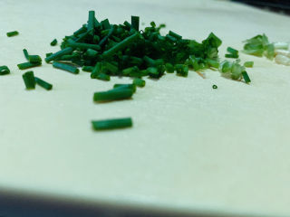 8、菠萝虾仁炒饭,葱洗净，切小颗粒，待用；