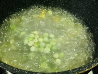 9、菠萝虾仁炒饭,锅里点油和盐，把青豆和玉米粒先捞熟；