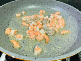 11、菠萝虾仁炒饭,加入虾仁炒香；