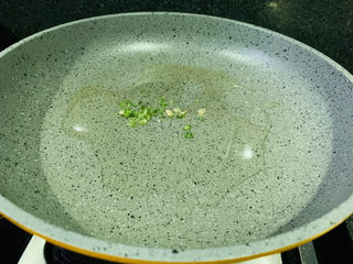 10、菠萝虾仁炒饭,锅里加3勺油，先把葱头炒香；