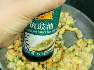 15、菠萝虾仁炒饭,2勺蒸鱼豉油，调小火搅拌均匀；